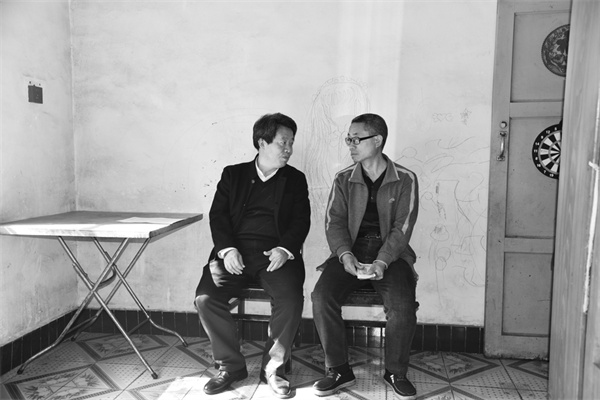 1707214804464348.jpg 7-2 4侯永贵(左)与职工毛勇亲切交谈。.jpg