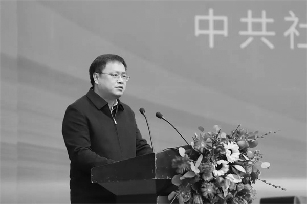 2-2 1 2 图2为：社旗县委副书记、县长关文波.jpg