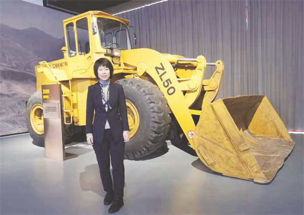 1708429700227404.jpg 5-3 5机械工程师任丹在工作现场。.jpg