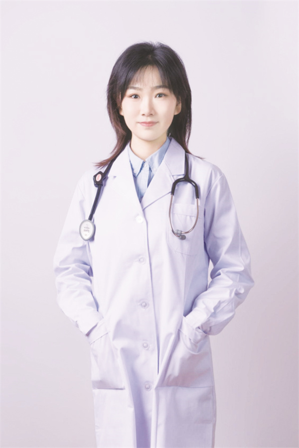 5-2 2 张京医生工作照片.jpg