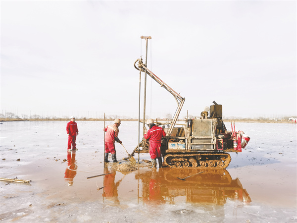 1708602303128347.jpg 5-3 5 钻机班员工在封冻的水浇地上打井施工.jpg