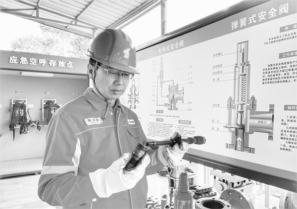 1708602696823233.jpg 6-3 图4陈本学在总站练兵场.jpg