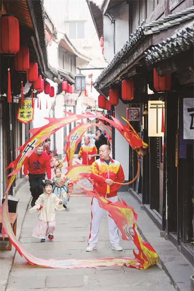 长河老街-舞龙-老外-徐青青摄 (1).jpg