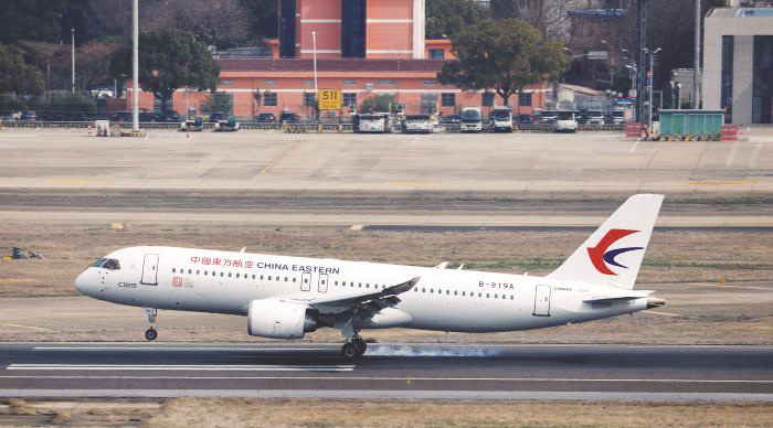 4-1 1 东航全球首架C919大型客机.jpg