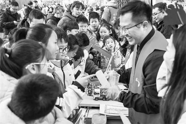 7-2 4图片新闻 “红马甲志.jpg