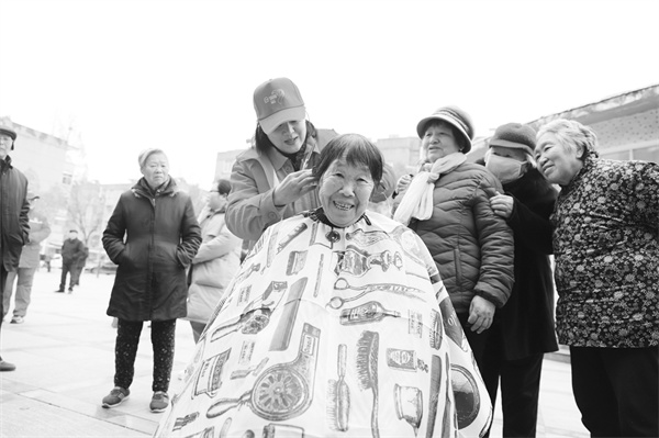 1709640438590408.jpg 6-3 9志愿者正在理发.jpg