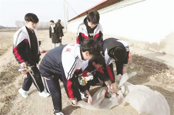 5-2 2 必发 志愿活动 践行垃圾分类.jpg