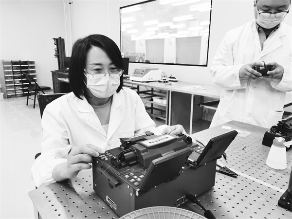 1709813770463554.jpg 2-1 1 1 衣永青正在对光纤进.jpg