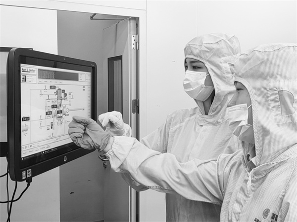 1709813845189595.jpg 2-3 1 3 宋学颖(左)正在查看工.jpg