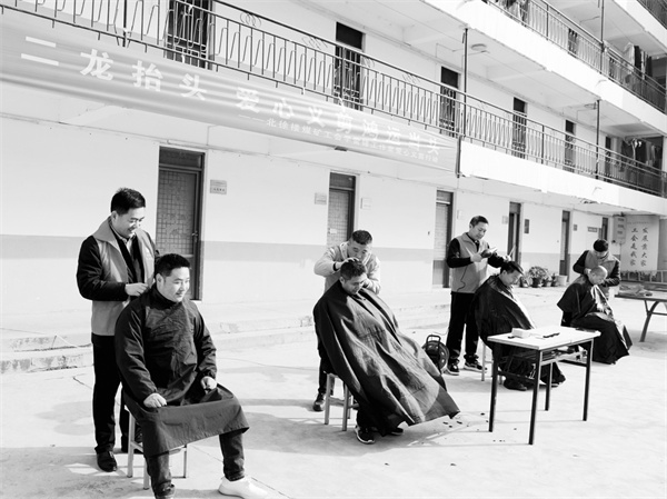 7-2 5北徐楼煤矿爱心义剪.jpg