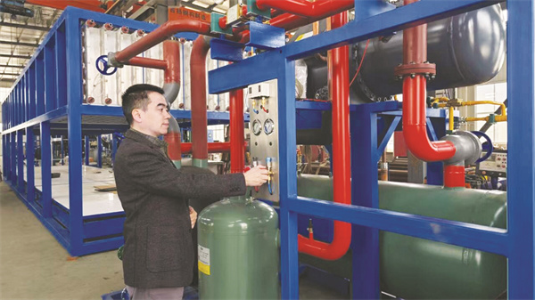 1710762937264038.jpg 8-1 1在项目现场,于荣富对.jpg