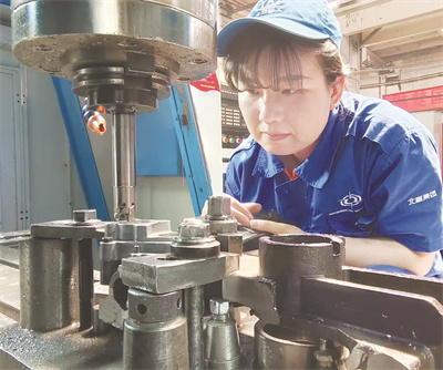 8-1 1、师艳芳：花开正艳时 青春绽芳华.jpg