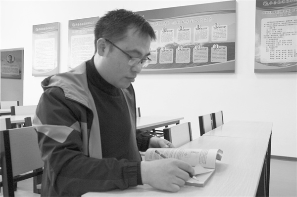 7-2 3李刚：绝壁装台展现工匠精神.jpg