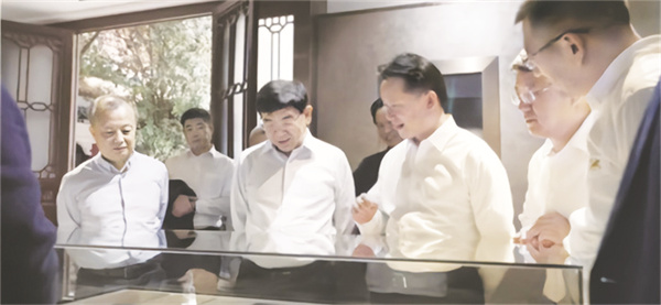 8-2 1 2 必发汾酒茅台再聚首.jpg