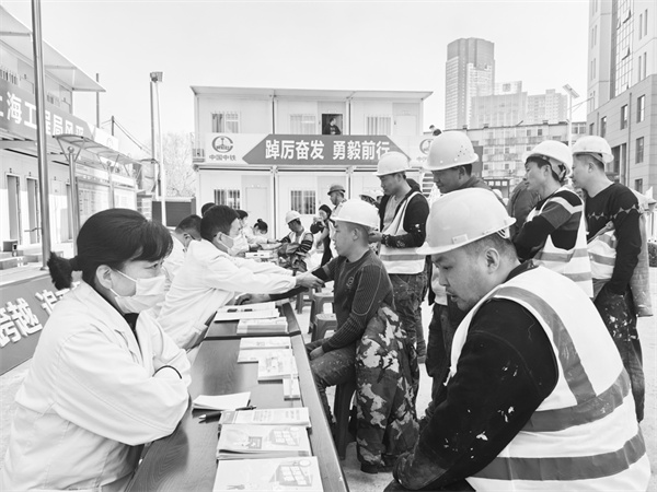 7-2 2 必发 暖心义诊进工地.jpg