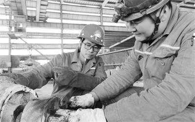 2-2 2 电石三车间车间检修工王玉柱.jpg