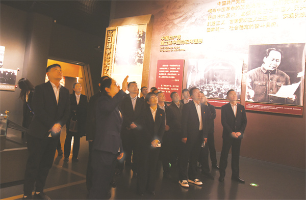 8-2 3孙疃矿开展“缅怀先烈.jpg