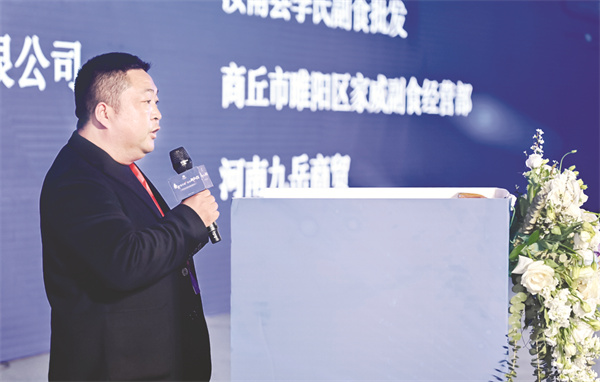 4-9 2 图7为：方城县永峰副食谢永峰发表获奖感言.jpg