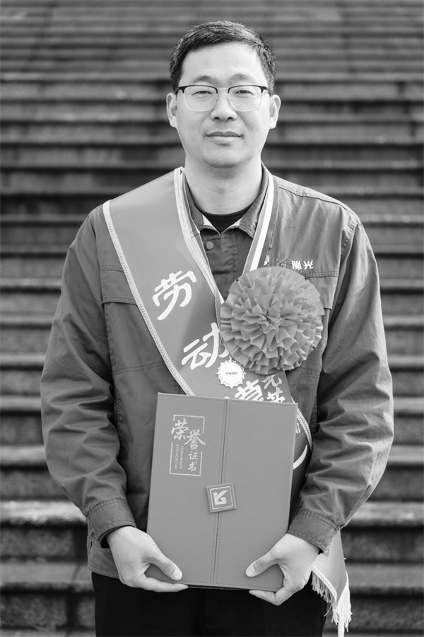 1712055985699355.jpg 2-2 2 肖老师转 豫光集团劳模杨腾蛟.jpg