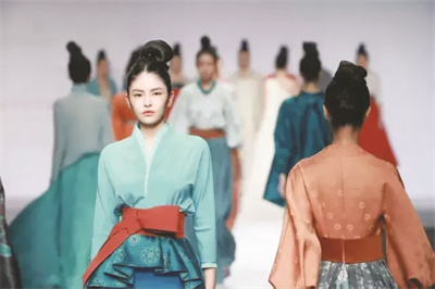 1712458183796705.jpg 1-1 图1新式汉服.jpg