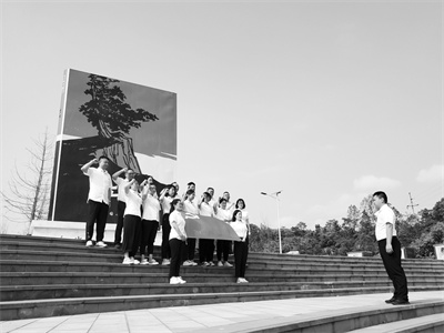 1712490173498600.jpg 2-1 1 华荣物资广安分公司党旗下的铿锵誓言.jpg