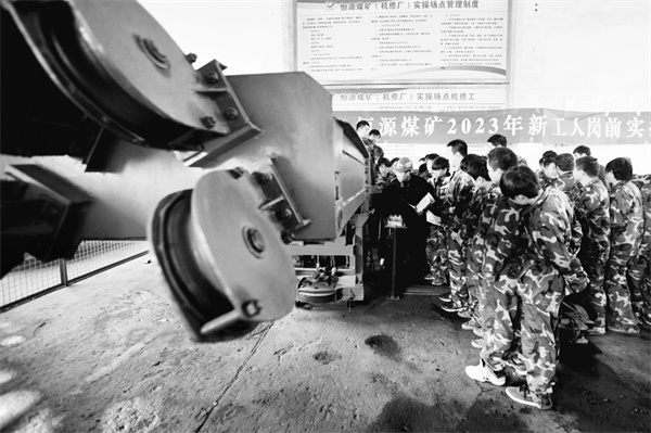 1712754446814259.jpg 2-1 1,恒源矿新进职工正在实.jpg