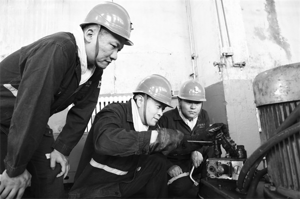 1712754876233546.jpg 2-3 4,翟镇煤矿抓实技能人才培养.jpg