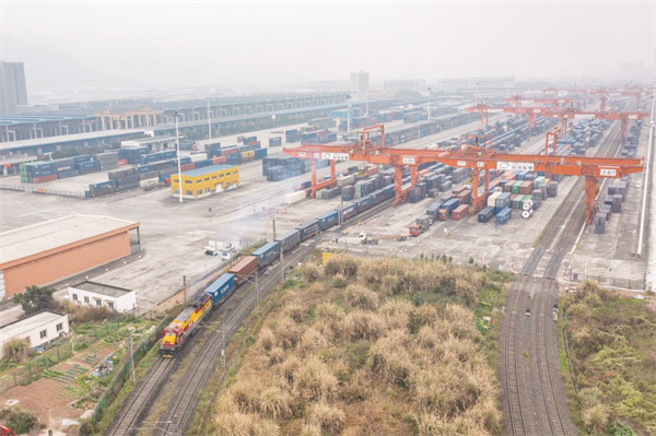 1712836342693933.jpg 4-5 8 3月7日,一列满载机械.jpg