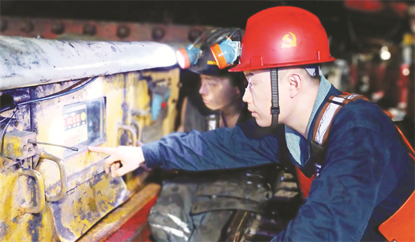 1712838663168915.jpg 8-1 1 图为该公司安全生产管理.jpg