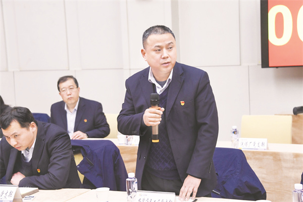 1713184367594123.jpg 8-1 2“政”面交锋.jpg