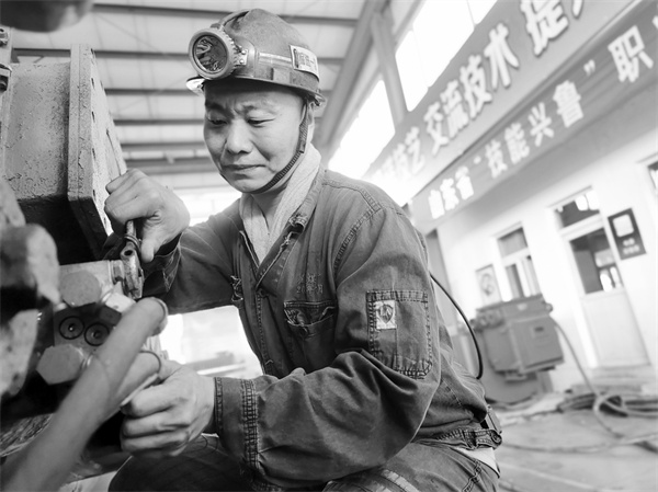 1713266627104981.jpg 7-1 1李飞:从一线工人.jpg