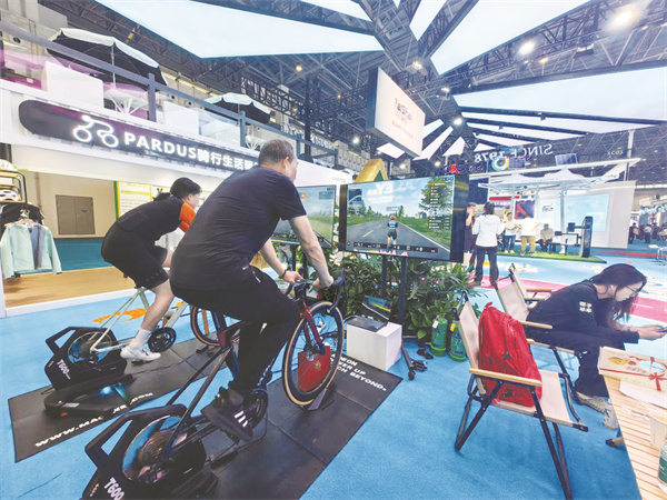 1-2 1 2 观众在第四届消博会.jpg