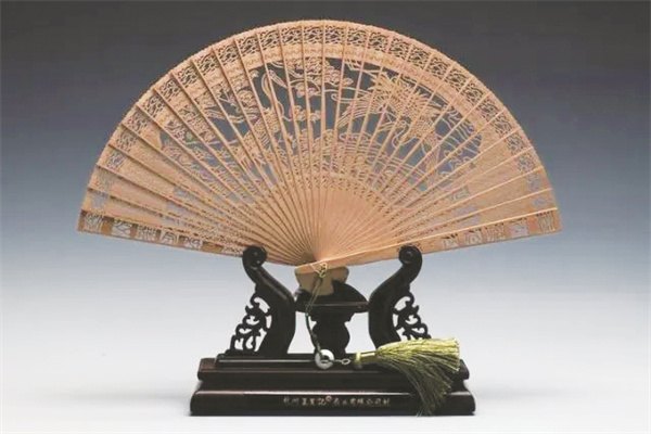 1-3 图2王星记檀香扇.jpg