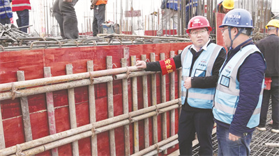 1713687663640553.jpg 4-1 1 茆云云(左)在施工现场检查安全工作.jpg