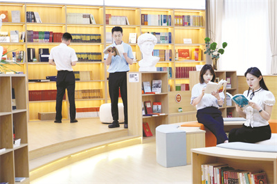 4-2 2 职工在的“智慧书屋”查阅书籍.jpg