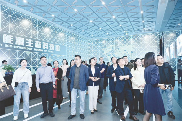 1713790311910495.jpg 4-10 10与会领导和参会代表现.jpg
