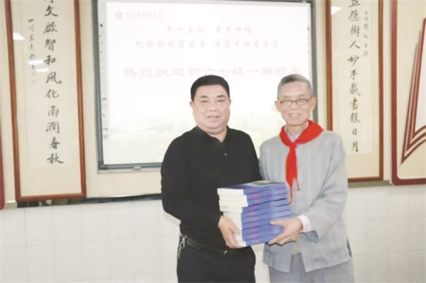 4-2 2图为蓬溪中学党委书记.jpg