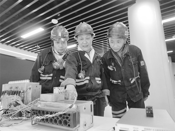 2-1 1,马玉云（中）在翟镇.jpg