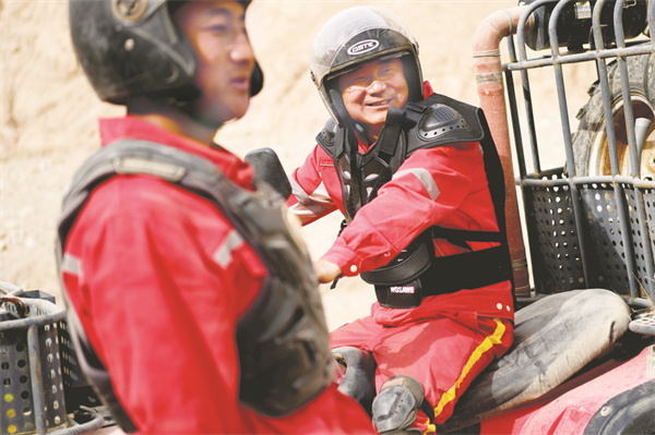 5-2 1 2 爽朗的高杰（图右）.jpg