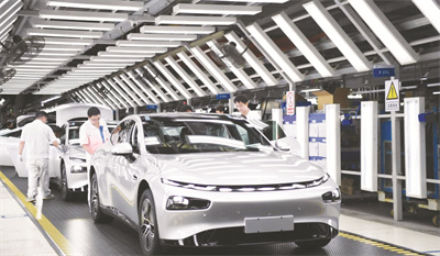 1714228356863936.jpg 1-2 1 2(备用)工作人员在广.jpg