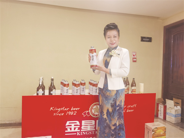 1714387157555027.jpg 4-7 郑州圆方集团党委书记薛荣为金星啤酒点赞.jpg