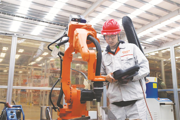 1714387470896230.jpg 4-8 4 王洋正在调试焊接程序。 张璇 摄.jpg