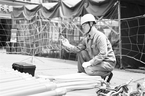 1714388757886290.jpg 2-2 3,贺彪在带电作业前进.jpg