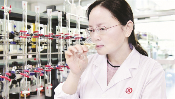 8-2 5劲牌乐细选荣获全国五一劳动奖章.jpg