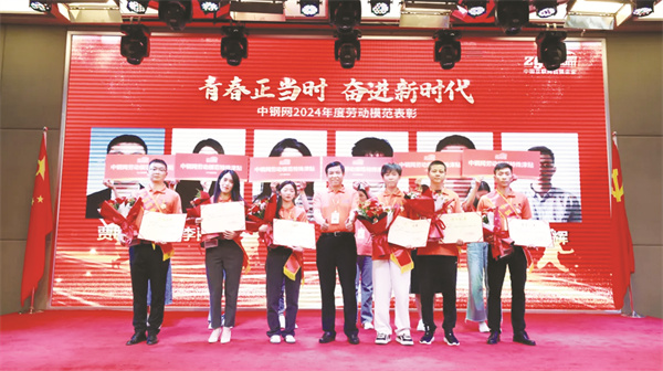 4-2 1 2 图2为：姚红超（中）与“劳动模范”获得者合影.jpg