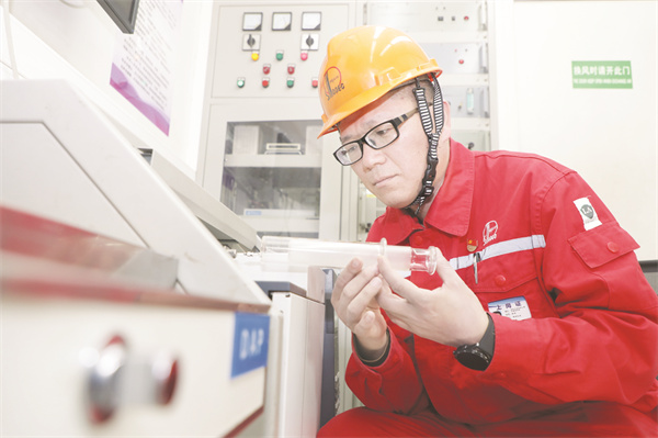 4-2 3 郭涛手持针管将样气注入色谱仪.jpg