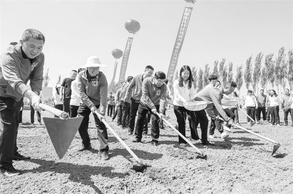 2-3 3 2 活动嘉宾播撒“汾酒种子”。.jpg