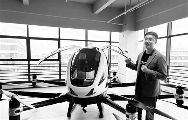 1715254582490992.jpg 3-1 2 图为亿航智能副总裁.jpg