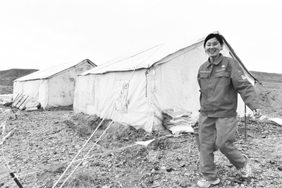 1715503312613079.jpg 2-3 3 快乐劳动是张围驻留戈壁的秘方.jpg