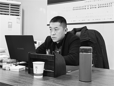 1715503386556393.jpg 2-4 5 图为项目经理谭晟在审核施工方案.jpg